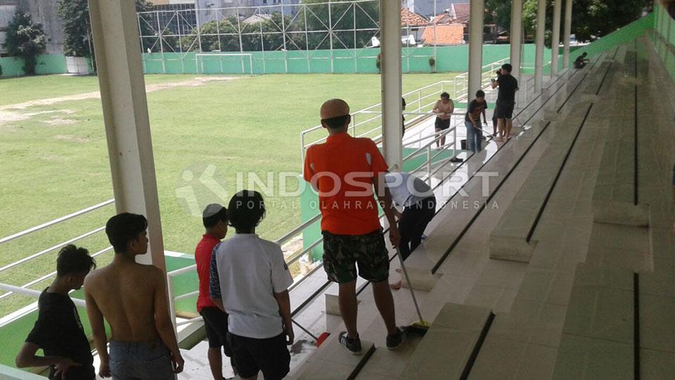 Aksi%20para%20anggota%20Abidin%20Side%20saat%20membersihkan%20Stadion%20Petojo.