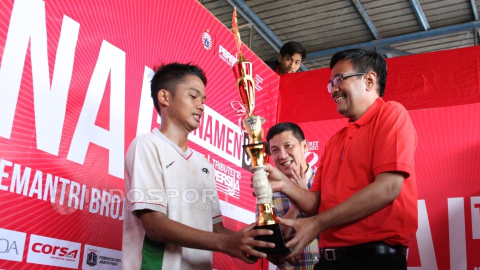 Wakil Gubernur DKI Jakarta, Djarot Saiful Hidayat (kanan) menyerahkan Piala kepada kapten tim Setia U-17 disaksikan Manager Persija Jakarta Ferry Paulus (tengah).