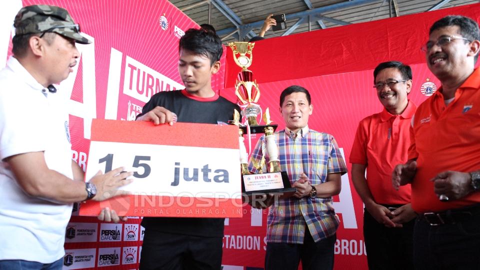 Penyerahan hadiah untuk tim Bintang Muda Senayan U-17 yang meraih gelar runner up.