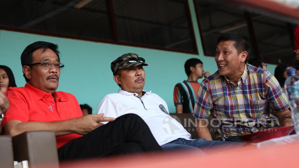 Ferry Paulus (kanan) berbincang dengan Wakil Gubernur DKI Jakarta, Djarot Syaiful Hidayat. - INDOSPORT