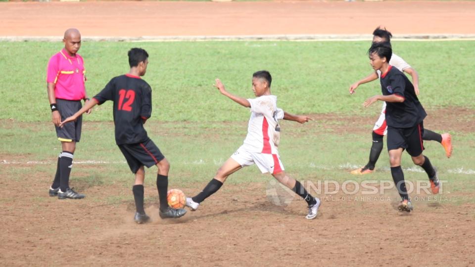 Aksi pemain Bintang Muda Senayan U-17 dan Setia U-17 di partai final Turnamen Persija U-17.