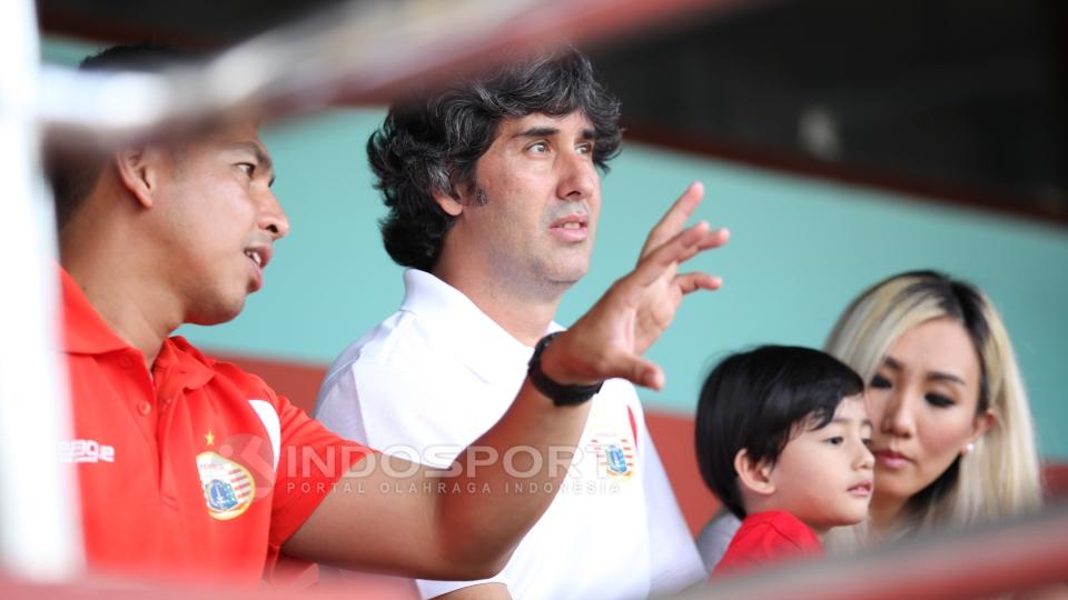 Pelatih Persija Jakarta, Stefano Cugurra Teco datang bersama Istri dan anaknya.