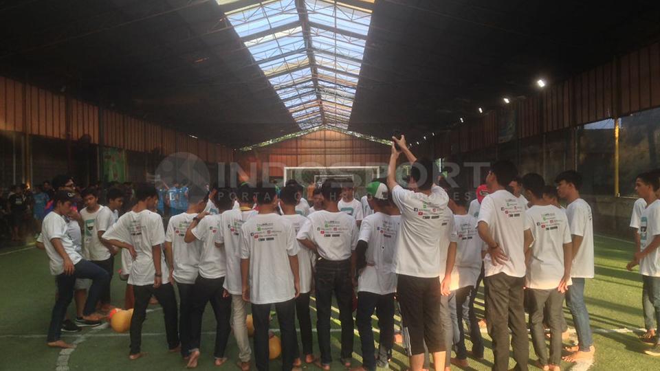 Event Futsal yang diselenggarakan salah satu aplikasi live streaming bekerjasama dengan Uni Papua di Hanggar Futsal, Pancoran, Jakarta Selatan, Minggu (26/02/17). Copyright: Muhammad Adi Yaksa/INDOSPORT