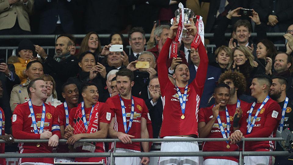 Zlatan Ibrahimovic mengangkat trofi juara Piala Liga Inggris.