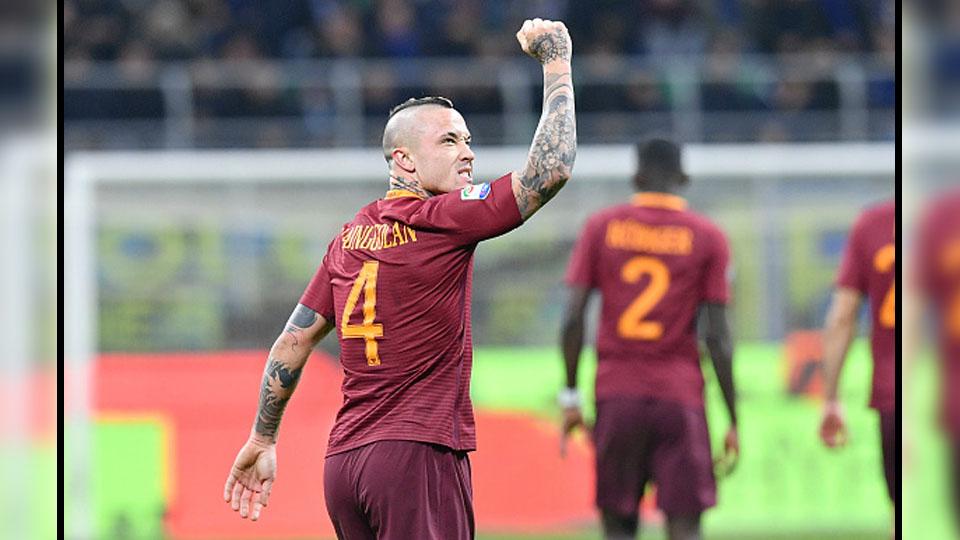 Gelandang andalan AS Roma, Radja Nainggolan melakukan selebrasi. Copyright: Luciano Rossi/AS Roma via Getty Images