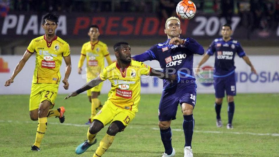 Rudolof Yanto Basna (kiri) berusaha untuk mendapatkan bola dari Cristian Gonazales. Copyright: INDOSPORT/Ghozi El Fitra