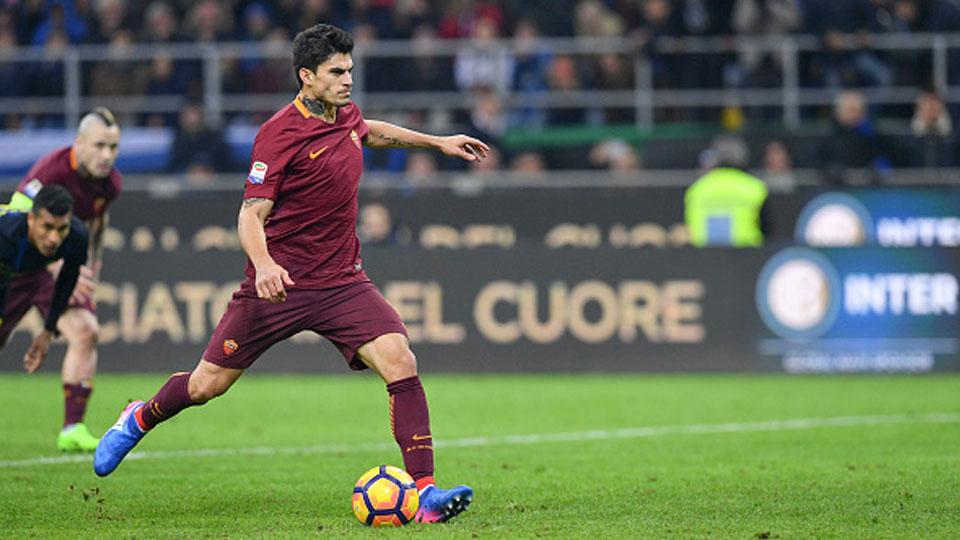 Diego Perotti saat mengeksekusi bola lewat tendangan penalti. Copyright: Luciano Rossi/AS Roma via Getty Images