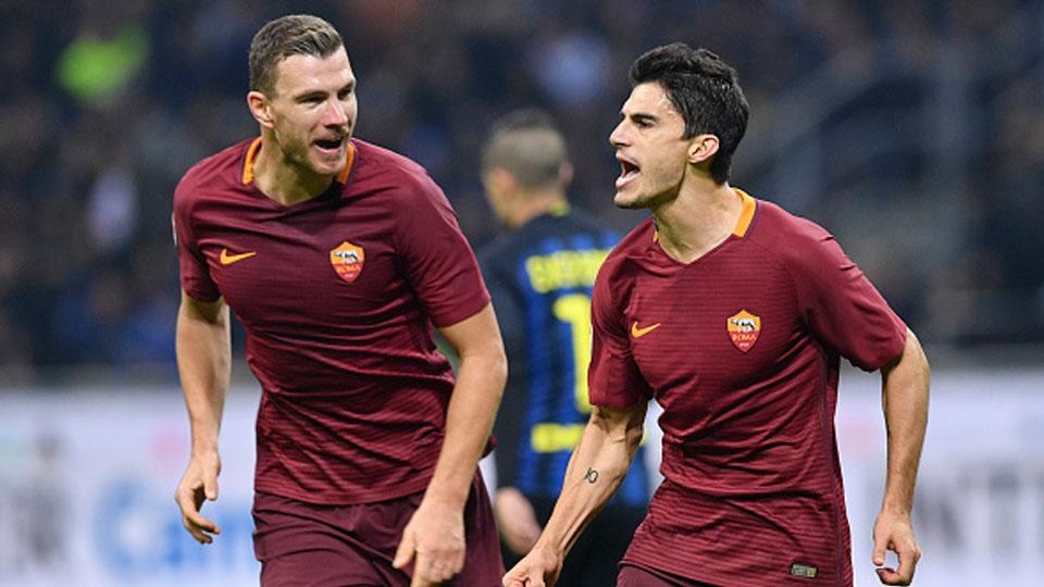 Diego Perotti dan Edin Dzeko melakukan selebrasi. Copyright: Luciano Rossi/AS Roma via Getty Images