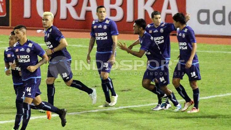 Arema FC saat hadapi Semen Padang di babak perempatfinal Piala Presiden 2017. Copyright: INDOSPORT/Ghozi El Fitra