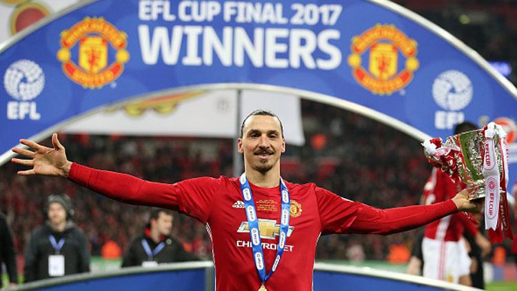 Zlatan Ibrahimovic pose dengan background Man United Juara Piala Liga Inggris. Copyright: John Patrick Fletcher/Action Plus via Getty Images
