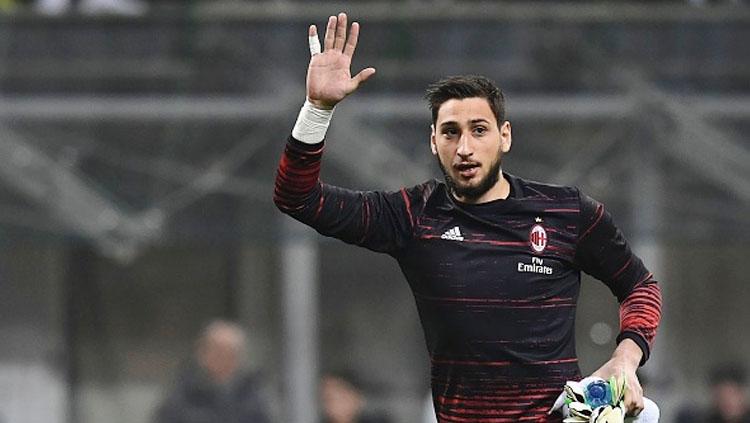 Kiper muda AC Milan, Gianluigi Donnarumma melambaikan tangan kepada suporter. Copyright: MIGUEL MEDINA/AFP/Getty Images