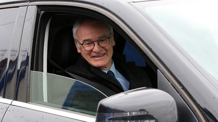 Claudio Ranieri saat menngendarai mobil. Copyright: Charles McQuillan/Getty Images