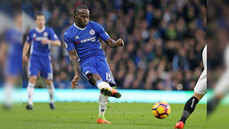 Victor Moses tengah mengeksekusi bola. Copyright: John Patrick Fletcher/Action Plus via Getty Images