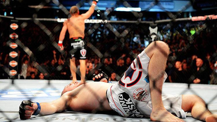 Seorang petarung Mixed Martial Arts (MMA), Richard Treiu tak sadarkan diri usai ditaklukan oleh lawannya Emon Baker melalui teknik bantingan. - INDOSPORT