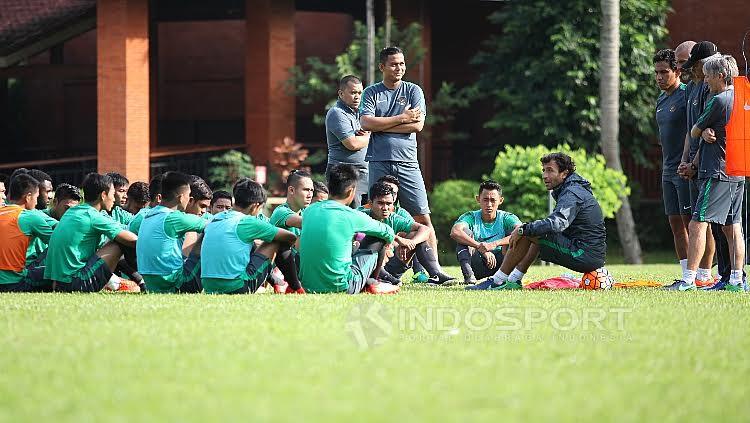Luis Milla dan jajaran pelatih saat memberikan instruksi kepada para pemain Timnas U-22 Indonesia.
