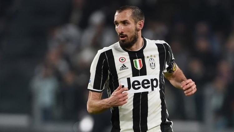 Giorgio Chiellini membawa bola di lanjutan Coppa Italia saat berhadapan dengan Napoli. Copyright: Pier Marco Tacca/Anadolu Agency/Getty Images