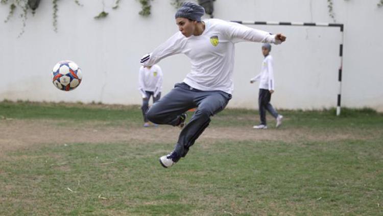 Seorang pesepakbola wanita asal Arab Saudi yang tengah berlatih. - INDOSPORT