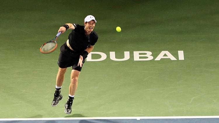 Aksi Andy Murray melepaskan service saat bertemu Guillermo Garcia-Lopez di perempatfinal Dubai Terbuka. - INDOSPORT