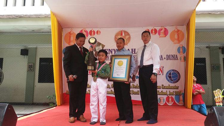 Penghargaan dari Lembaga Prestasi Indonesia-Dunia (LEPRID) kepada pecatur cilik berprestasi, Aditya Bagus Arfan. Copyright: Eka Prasaja