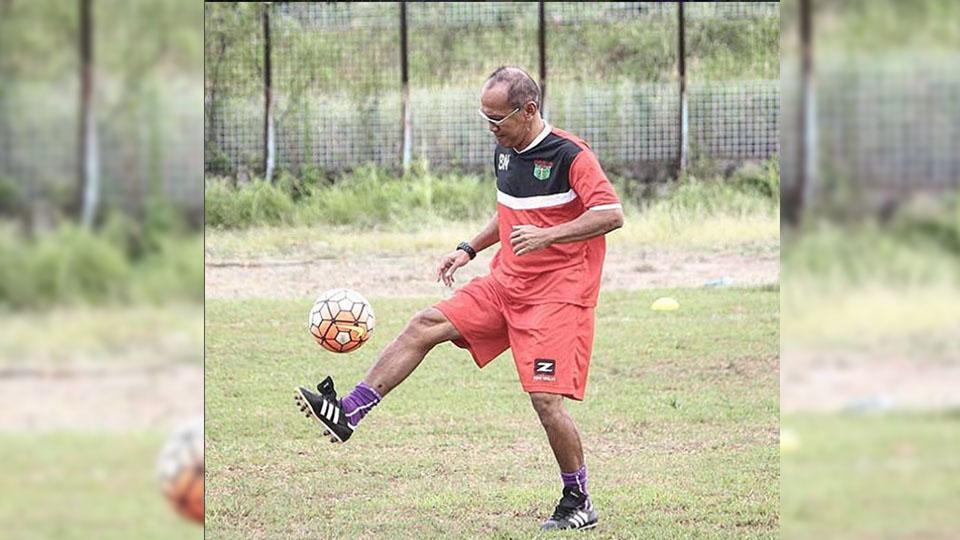 Aksi Bambang Nurdiansyah, sang pelatih Persita Tangerang. Copyright: Instagram @Persita.Official