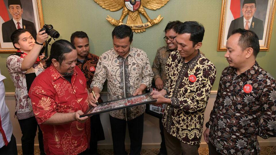 Imam%20Nahrawi%20saat%20menemui%20perwakilan%20dari%20Paguyuban%20Suporter%20Timnas%20Indonesia%20%28PSTI%29