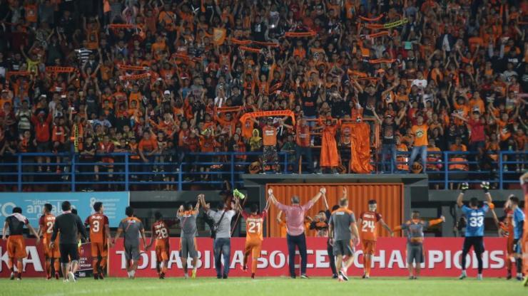 Pendukung PBFC siap oranyekan Pakansari. - INDOSPORT