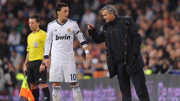 Mesut Ozil dan Jose Mourinho saat sama-sama berada di Real Madrid. Copyright: Denis Doyle/Getty Images