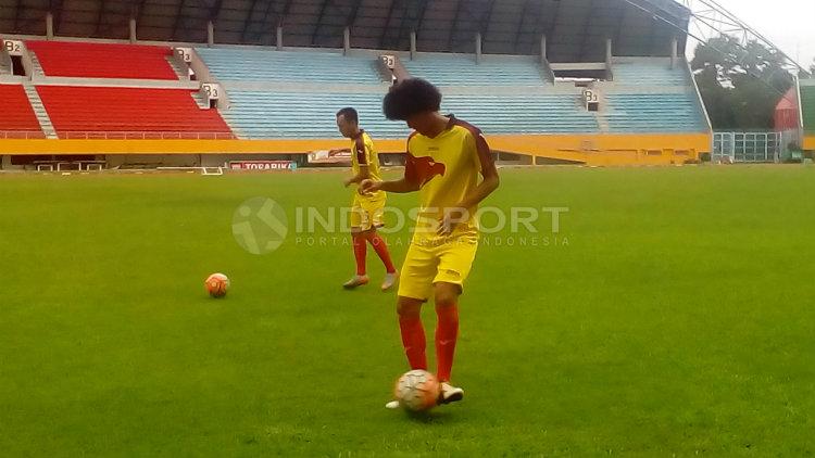 Bek dan gelandang bertahan Sriwijaya FC, Ahmad Maulana. Copyright: INDOSPORT/Muhammad Effendi