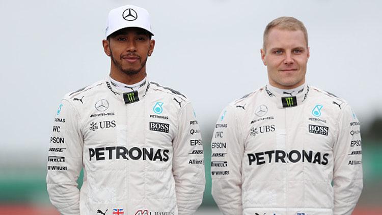 Pembalap Formula 1 tim Mercedes, Lewis Hamilton (kiri) dan Valtteri Bottas. - INDOSPORT