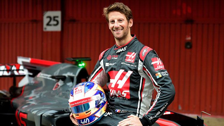 Pembalap tim Haas Formula 1, Romain Grosjean poses saat pemotretan bersama mobil VF17 barunya di Sirkuit Catalunya.