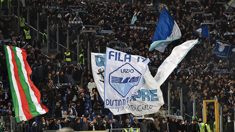 Lazio terancam akan kembali dihukum oleh UEFA usai segelintir fansnya kedapatan mempraktikkan gestur Nazi saat melawan Glasgow Celtic di Liga Europa. - INDOSPORT