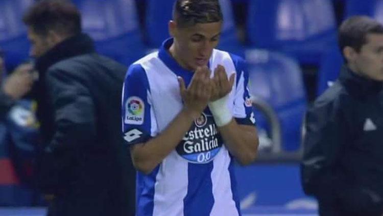 Pemain muslim Deportivo La Coruna, Faycal Fajr panjatkan doa untuk keselamatan Fernando Torres. Copyright: Twitter/@MehdiLahssini1