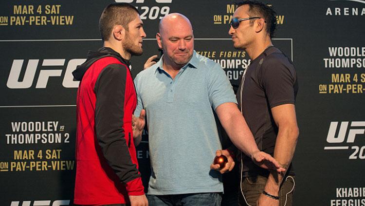 Pandemi virus corona nampaknya akan membuat pertarungan akbar Mixed Martial Arts (MMA) antara Khabib Nurmagomedov vs Tony Ferguson terancam gagal dilaksanakan. - INDOSPORT