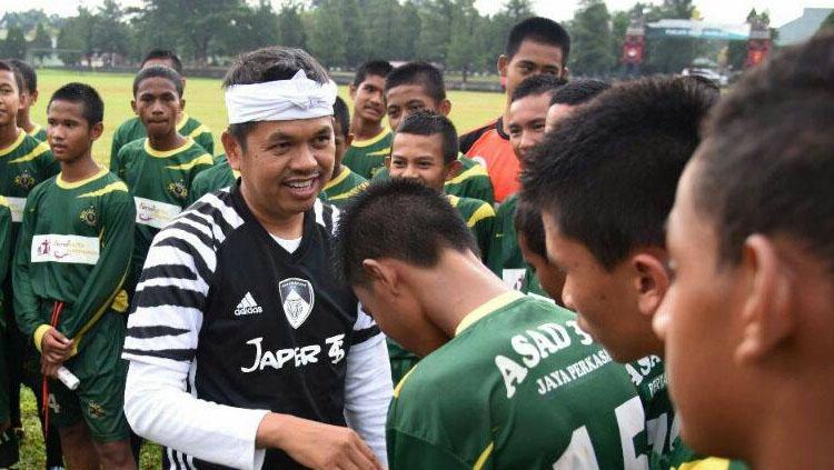 Dedi Mulyadi bersama anak-anak SSB ASAD Jaya Perkasa. Copyright: Facebook Dedi Mulyadi