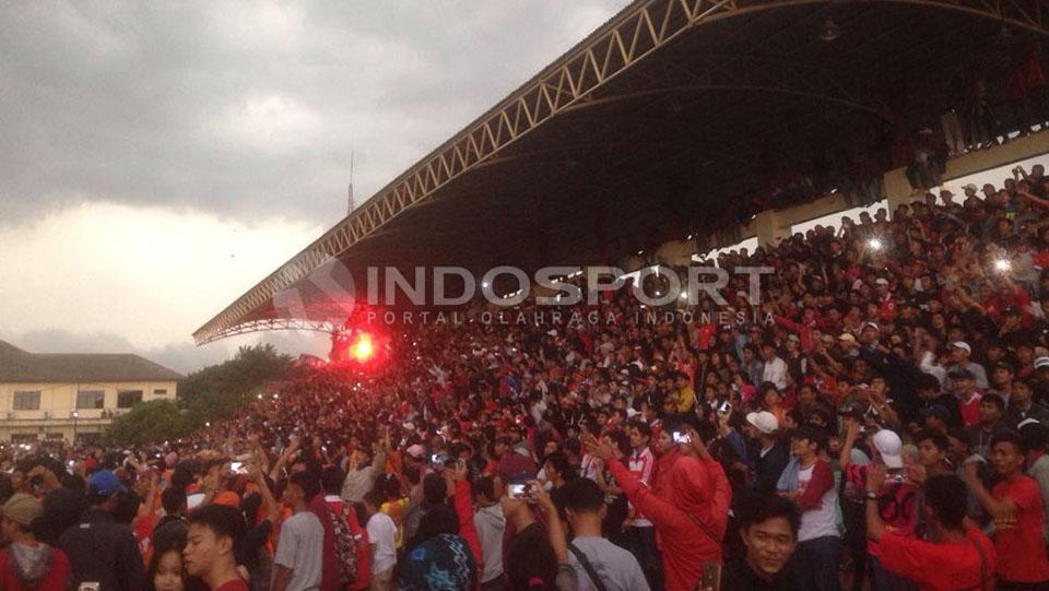 The Jakmania saat mendukung Persija Jakarta melawan Persita Tangerang. Copyright: Muhammad Adiyaksa/Indosport