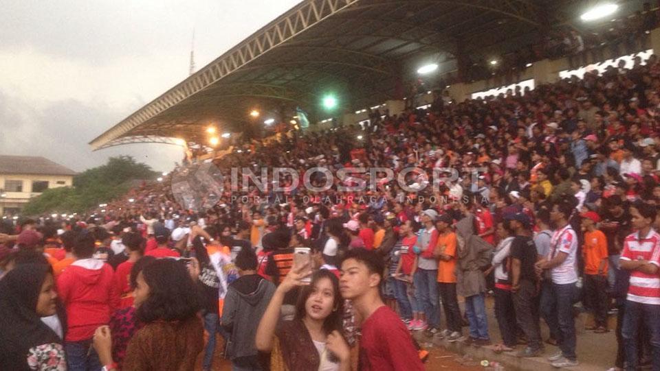 The Jakmania saat mendukung Persija Jakarta melawan Persita Tangerang. Copyright: Muhammad Adiyaksa/Indosport