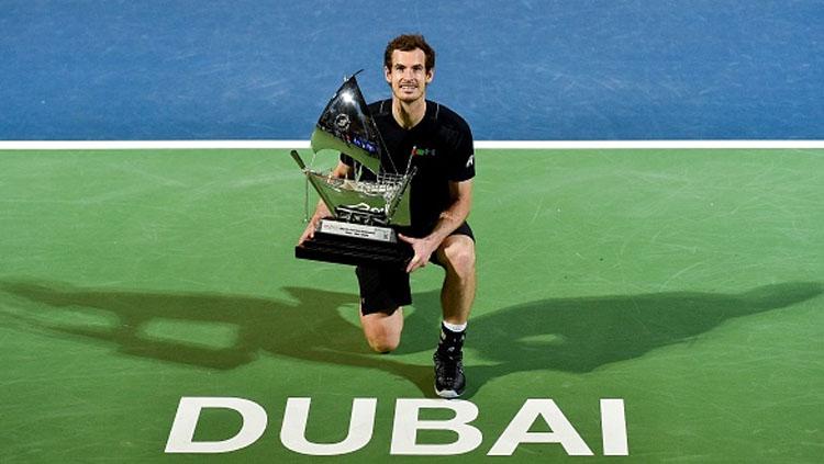 Petenis nomor satu dunia, Andy Murray, pamer trofi Dubai Tennis Championships.