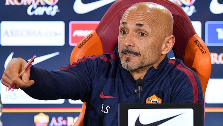 Pelatih AS Roma, Luciano Spalletti dalam sebuah konferensi pers. Copyright: Luciano Rossi/AS Roma/Getty Images