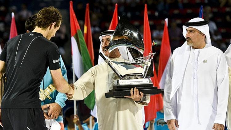 Andy Murray menerima Piala Dubai Terbuka dari Sheikh Hasher Bin Maktoum Al Maktoum, Presiden Tenis Emirates.