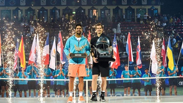 Andy Murray (kanan) dan Fernando Verdasco (kiri) berpose usai menerima trofi Dubai Terbuka 2017.