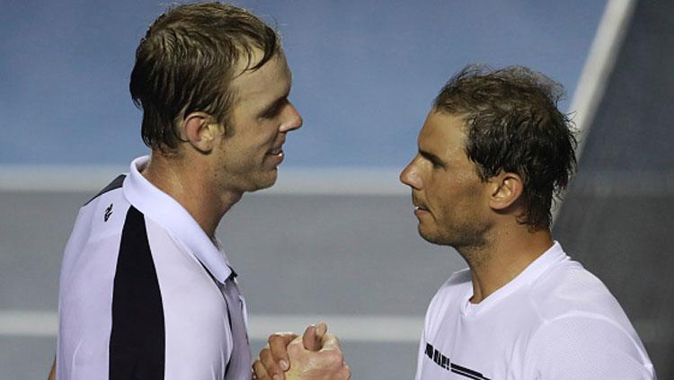 Sam Querrey dan Rafael Nadal berjabat tangan. - INDOSPORT