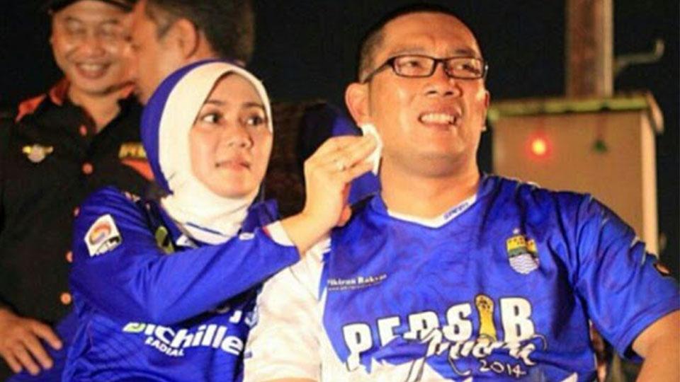 Atalia Praratya kerap menemani Ridwan Kamil saat mendukung Persib Bandung.