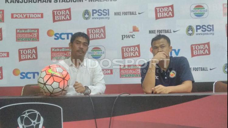Pelatih Semen Padang, Nilmaizar dan bek tengah Handi Ramdan. Copyright: INDOSPORT/Ian Setiawan.
