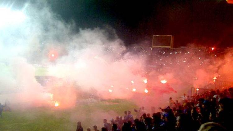 Stadion Si Jalak Harupat dipenuhi asap suar yang dinyalakan oknum suporter Persib Bandung. Copyright: sindonews.com