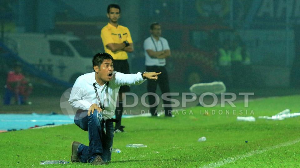 Pelatih Semen Padang, Nilmaizar memberikan instruksi kepada anak-anak asuhnya saat menghadapi Arema FC dalam laga semifinal leg kedua Piala Presiden 2017 di Stadion Kanjuruhan, Malang, Minggu (05/03/17).