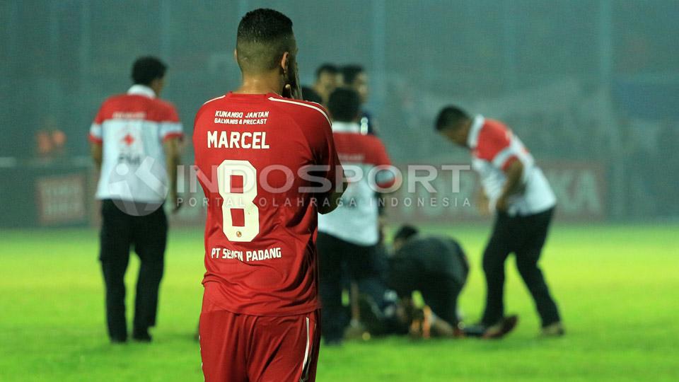 Ekspresi sedih striker Semen Padang, Marcel Silva Sacramento usai timnya ditumbangkan Arema FC 5-2 dalam laga semifinal leg kedua Piala Presiden 2017 di Stadion Kanjuruhan, Malang, Minggu (05/03/17).