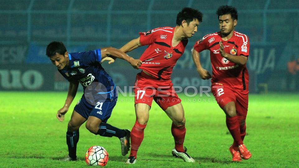 Pertarungan sengit pemain Arema FC dengan Semen Padang dalam laga semifinal leg kedua Piala Presiden 2017 di Stadion Kanjuruhan, Malang, Minggu (05/03/17).