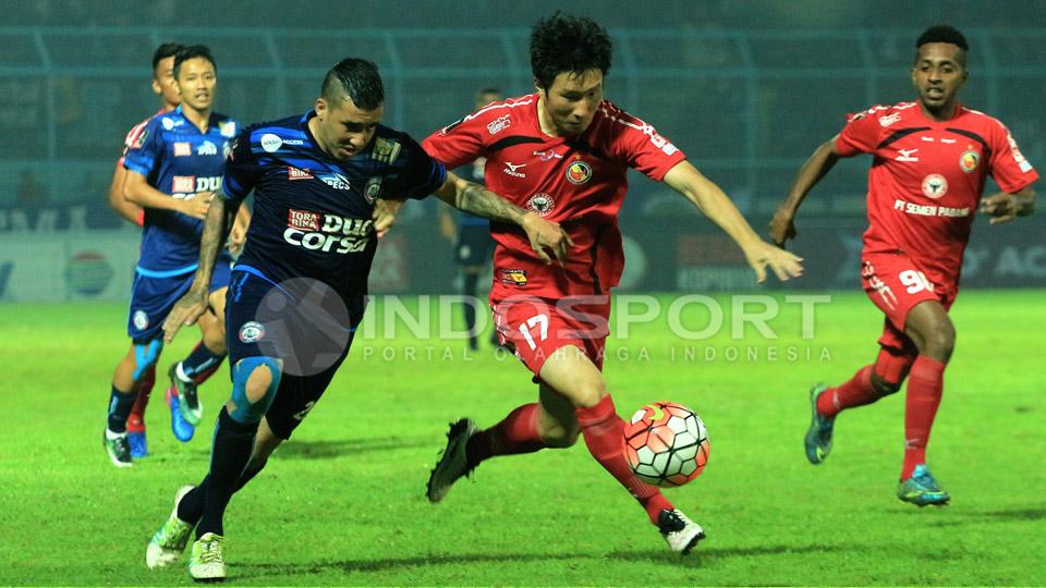Pertarungan sengit pemain Arema FC dengan Semen Padang dalam laga semifinal leg kedua Piala Presiden 2017 di Stadion Kanjuruhan, Malang, Minggu (05/03/17).