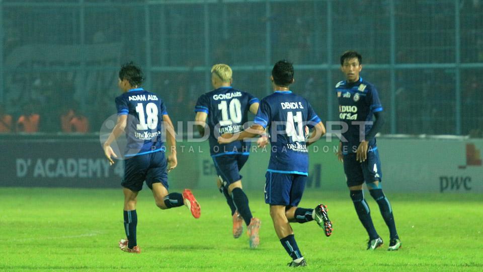 Para pemain Arema FC merayakan keberhasilan Cristian Gonzales membobol gawang Semen Padang.