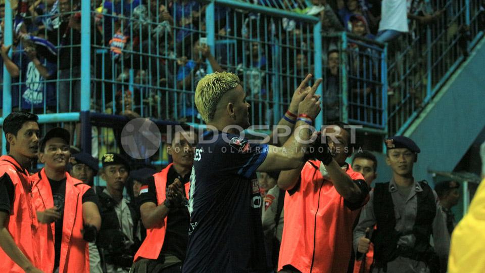 Striker Arema FC, Cristian Gonzales merayakan gol yang dicetaknya ke gawang Semen Padang.